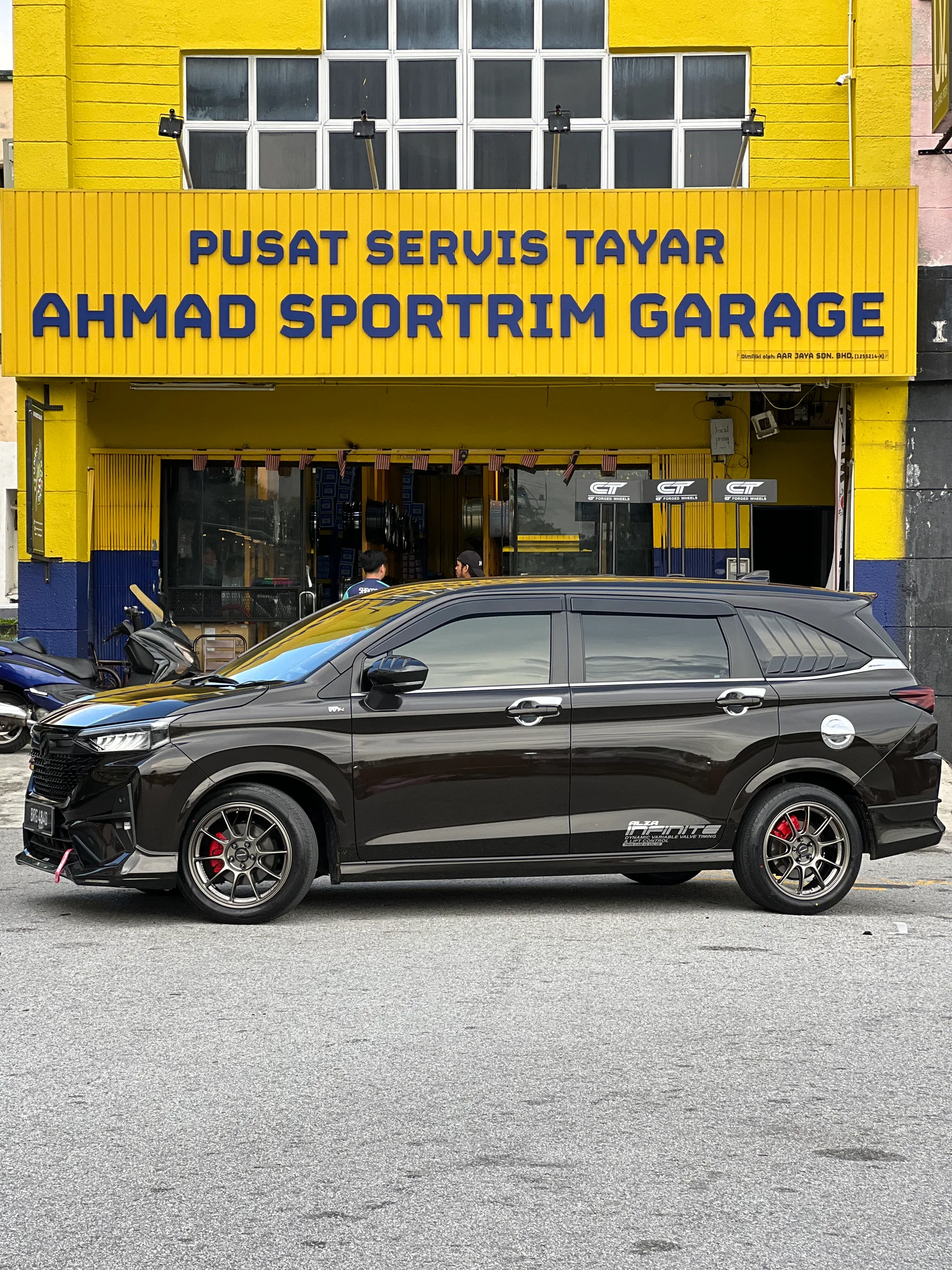 Black MPV with dark multi-spoke wheels and red brake calipers