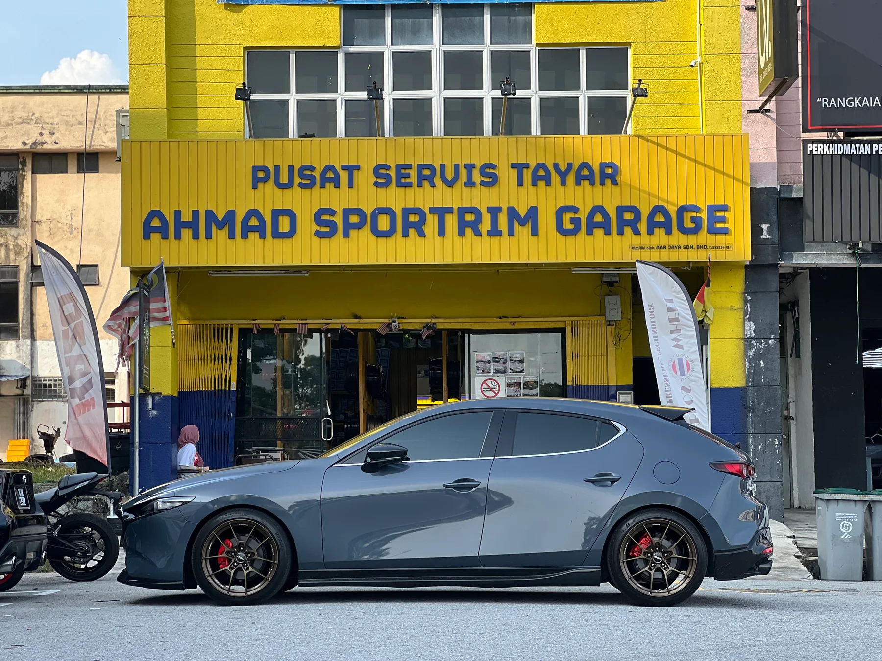 Grey Honda CR-Z with dark performance wheels outside ASG